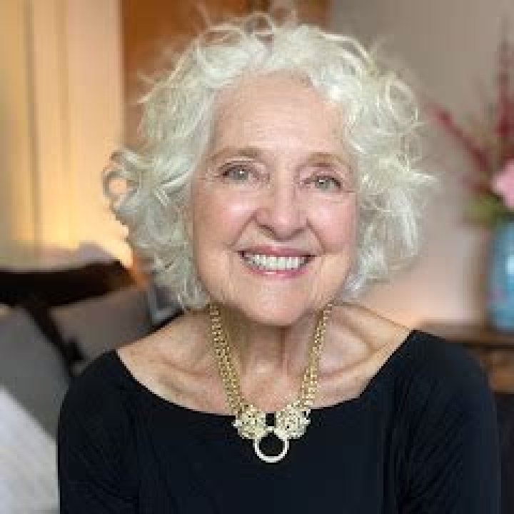 Sandra Hart Net Worth
